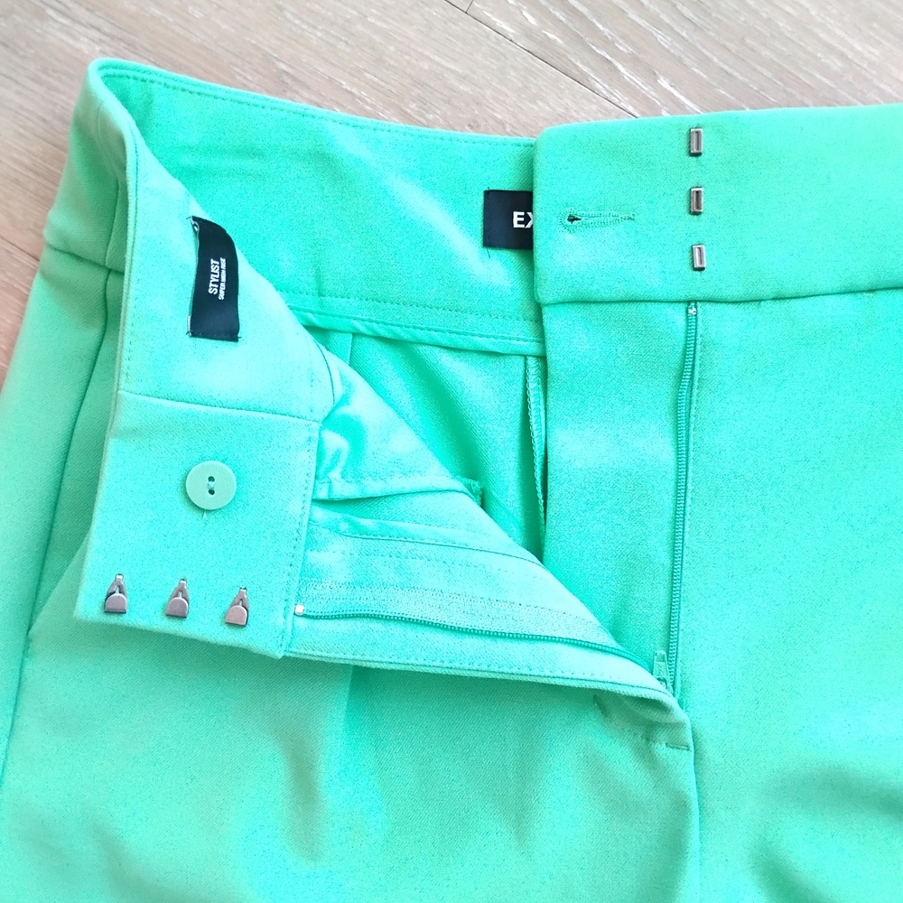 Express Stylist Super High Waist Green Shorts - Picture 4 of 6